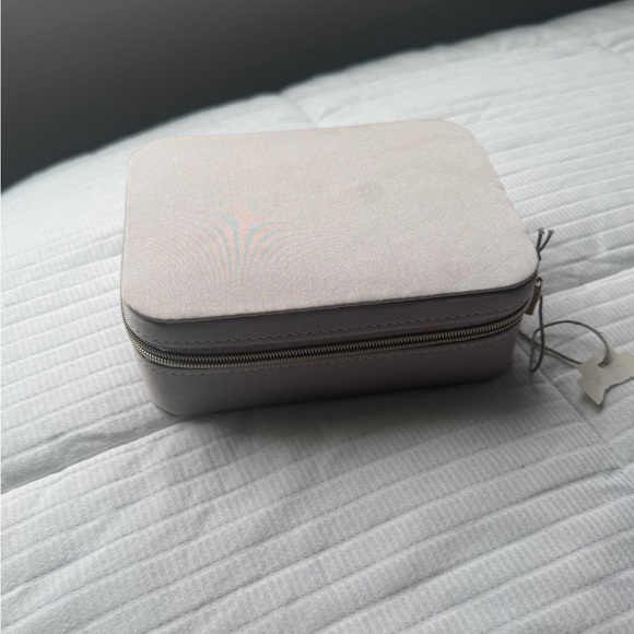 Grey jewelry box for organization - Picture 2 of 4